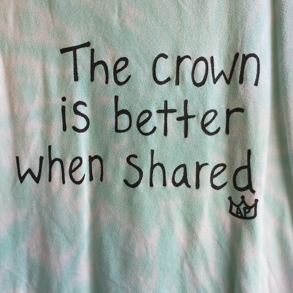 "The 👑 is better when shared" Tee - Picture 2 of 11